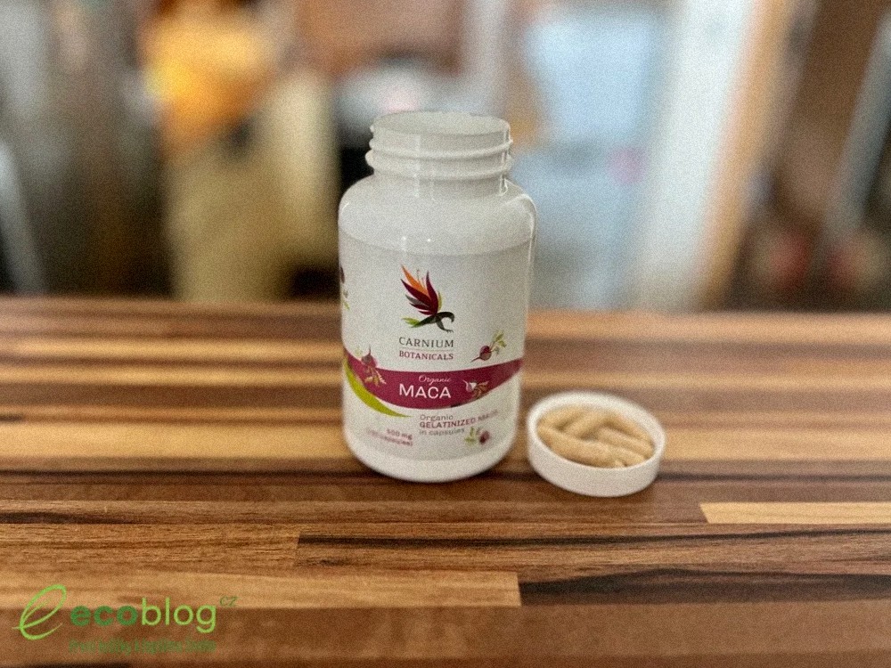 Carnium Botanicals BIO Želatinovaná Maca na drevenom stole