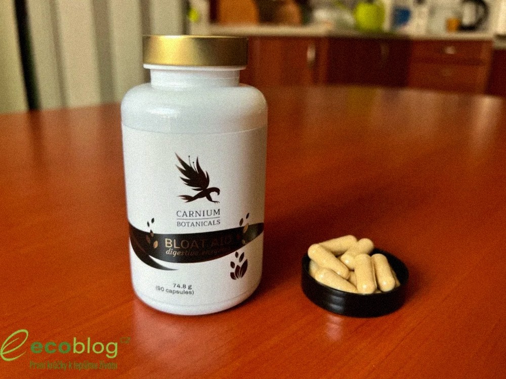 Krabička a dóza doplnku Bloat Aid od Carnium Botanicals na stole