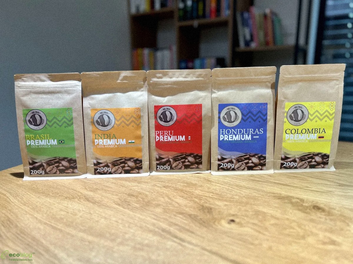 Čerstvo pražené zrnkové kávy z Milenial Cafe na stole pri teste