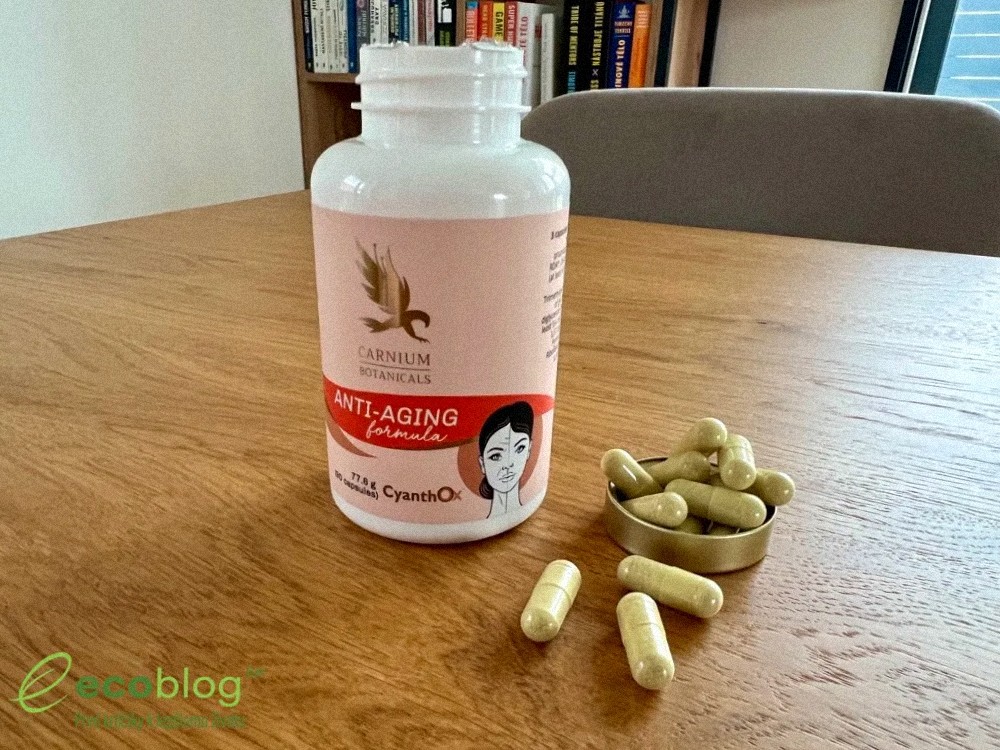 Anti-Aging Formula od Carnium Botanicals na stole pripravená na testovanie